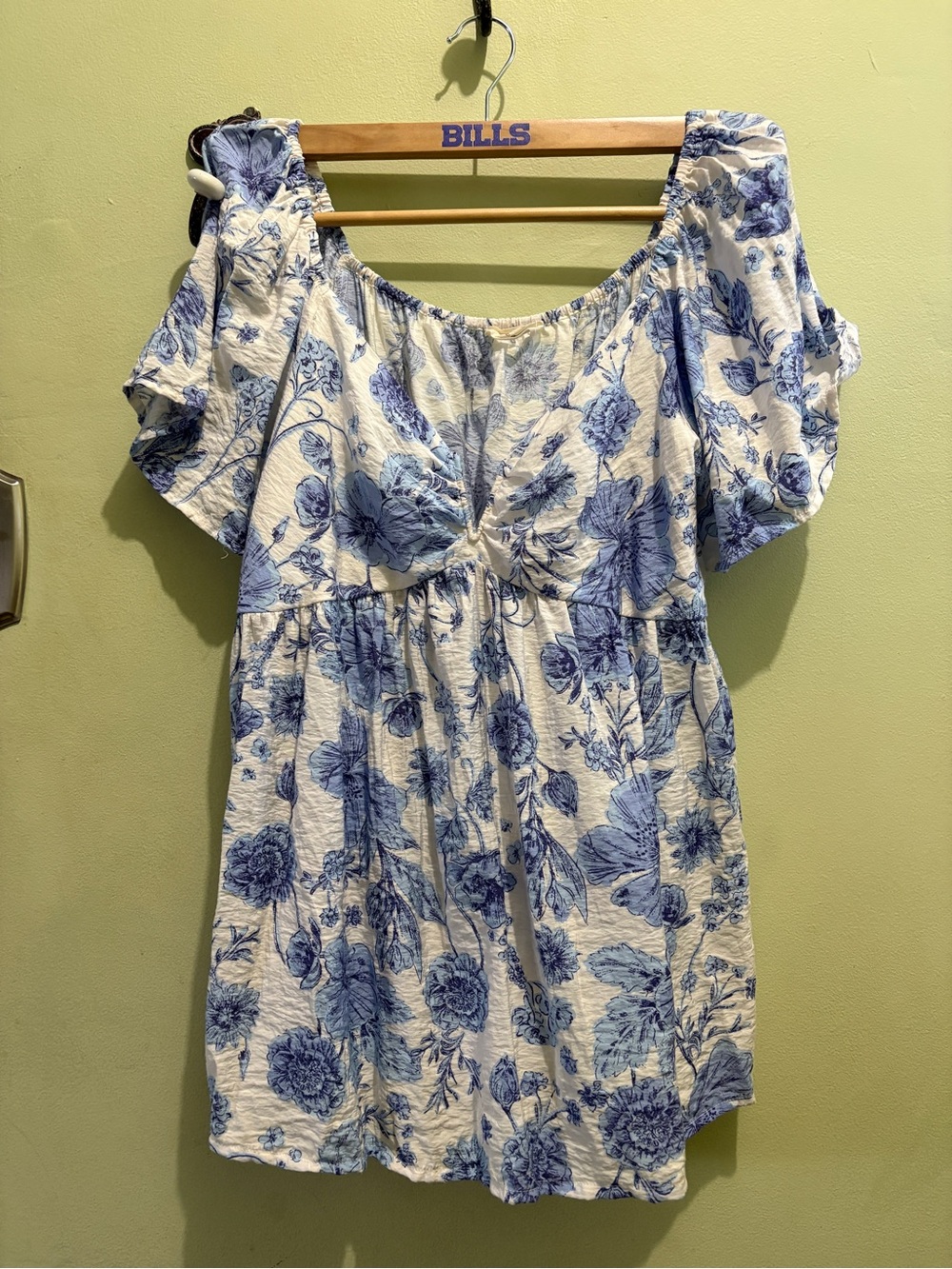 Doe and Rae Blue & White Floral Blouse Top — Women’s Scoop Neck Puff Sleeve